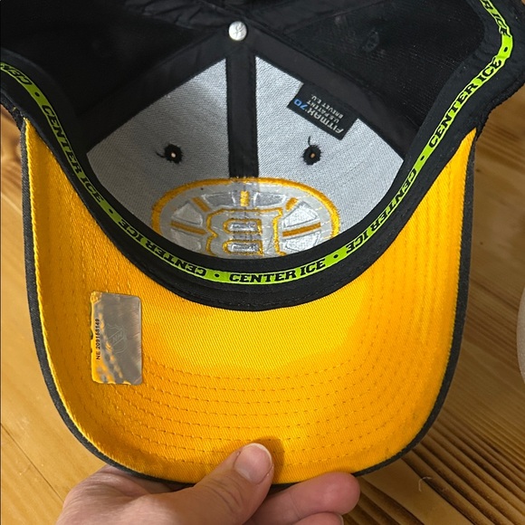Reebok Boston Bruins size S/M Black and yellow Cap with Boston Bruins logo - Picture 6 of 6